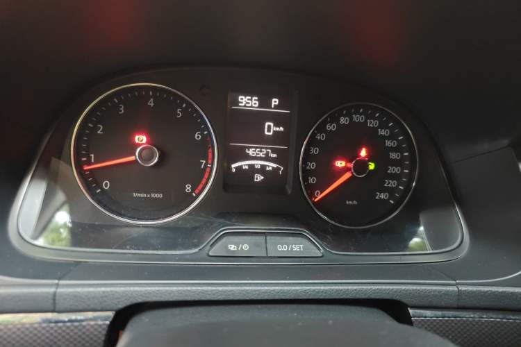 Used Volkswagen Cross Lavida 2014 1.4TSI DSG Odometer Close Up