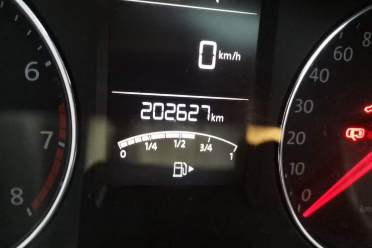 Used Volkswagen Cross Lavida 2014 1.4TSI DSG Odometer Close Up