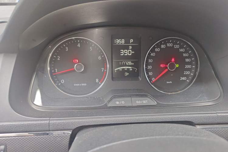 Used Volkswagen Cross Lavida 2014 1.6L Automatic Odometer Close Up