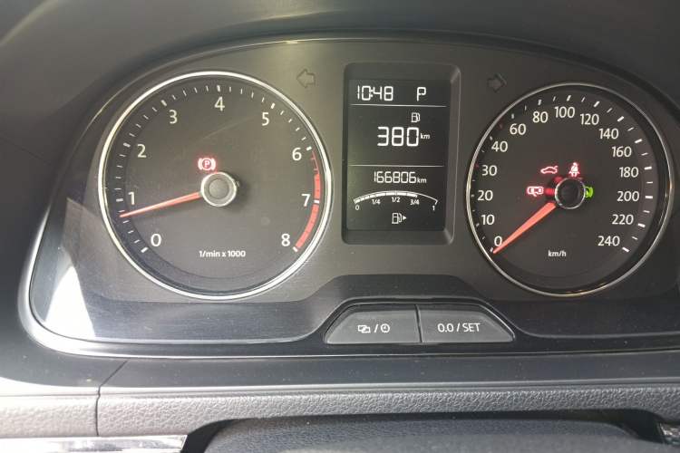 Used Volkswagen Cross Lavida 2014 1.6L Automatic Odometer Close Up