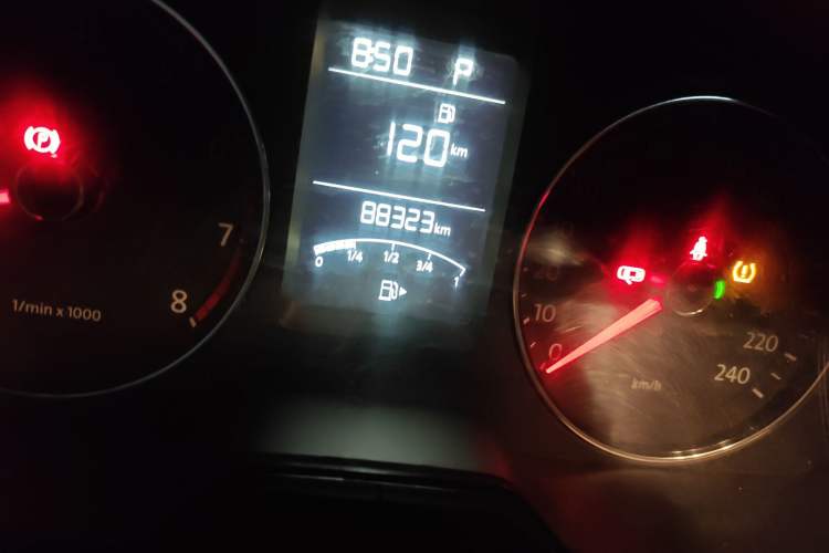 Used Volkswagen Cross Lavida 2014 1.4TSI DSG Odometer Close Up