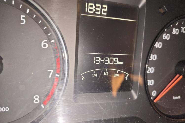 Used Volkswagen Cross Lavida 2014 1.4TSI DSG Odometer Close Up