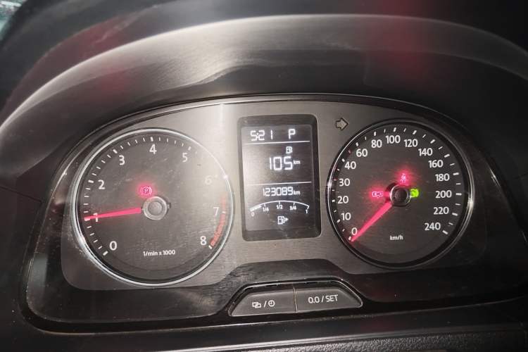 Used Volkswagen Cross Lavida 2014 1.4TSI DSG Odometer Close Up