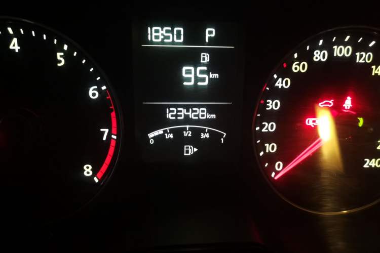 Used Volkswagen Cross Lavida 2014 1.4TSI DSG Odometer Close Up