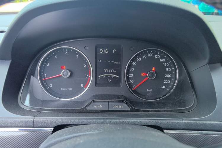 Used Volkswagen Cross Lavida 2014 1.4TSI DSG Odometer Close Up
