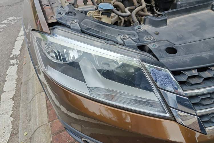 Used Volkswagen Cross Lavida 2014 1.4TSI DSG Right Front Headlight