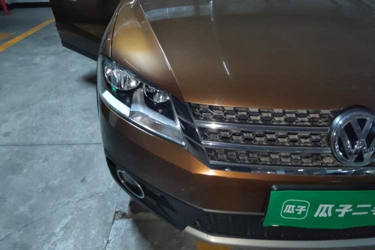 Used Volkswagen Cross Lavida 2014 1.6L Automatic Right Front Headlight