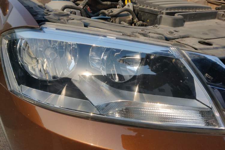 Used Volkswagen Cross Lavida 2014 1.6L Automatic Right Front Headlight