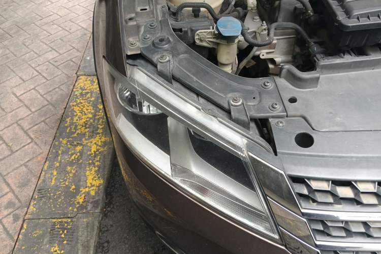 Used Volkswagen Cross Lavida 2014 1.6L Automatic Right Front Headlight