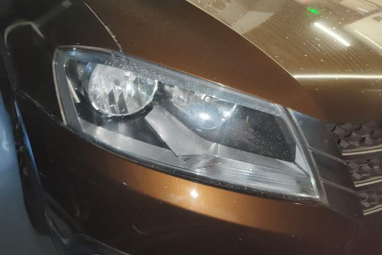 Used Volkswagen Cross Lavida 2014 1.6L Automatic Right Front Headlight