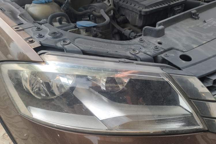 Used Volkswagen Cross Lavida 2014 1.6L Automatic Right Front Headlight