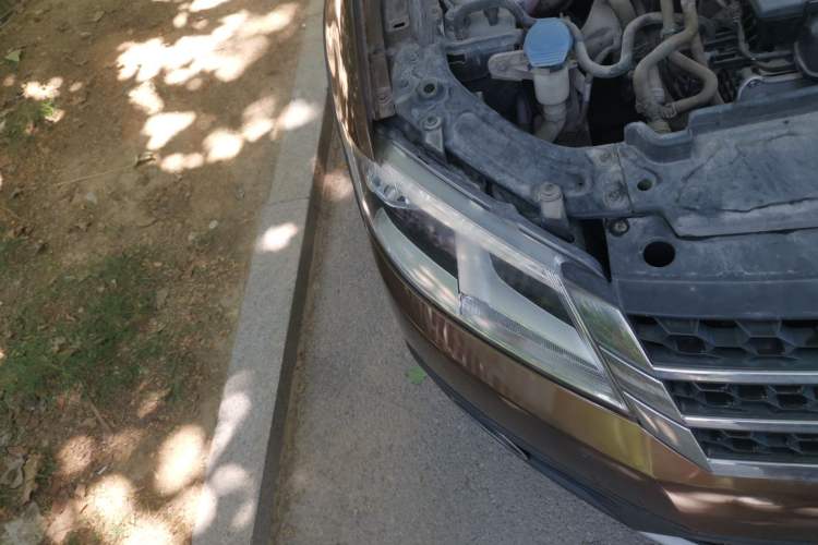 Used Volkswagen Cross Lavida 2014 1.4TSI DSG Right Front Headlight