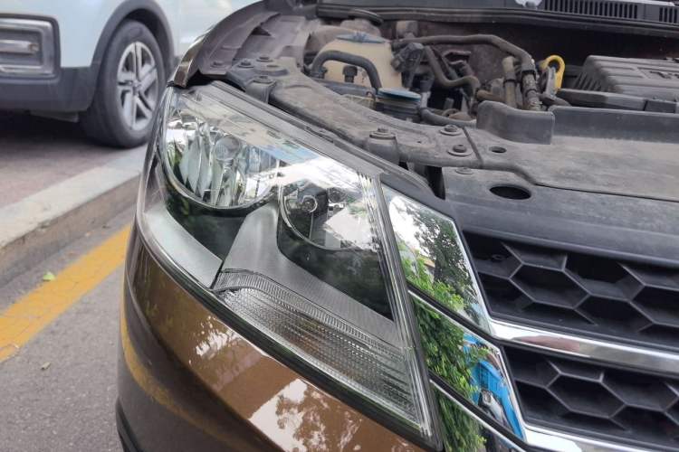 Used Volkswagen Cross Lavida 2014 1.4TSI DSG Right Front Headlight