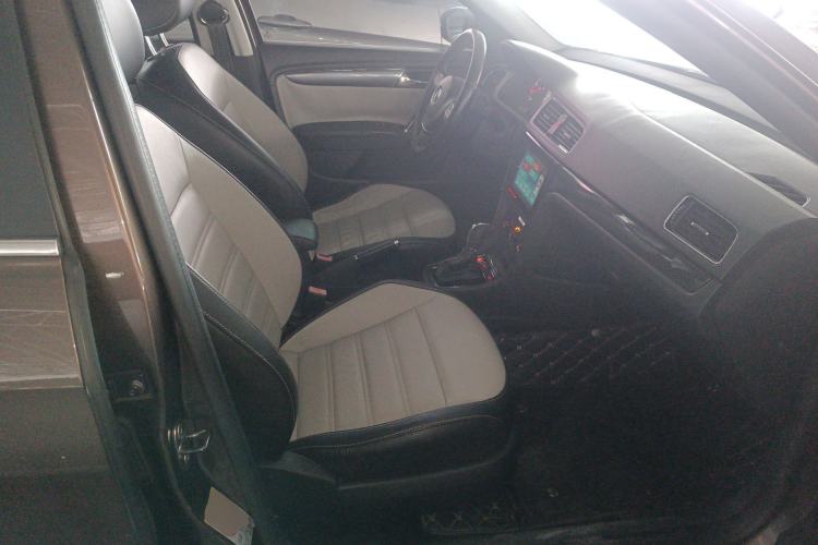 Used Volkswagen Cross Lavida 2014 1.6L Automatic Right Front Seat