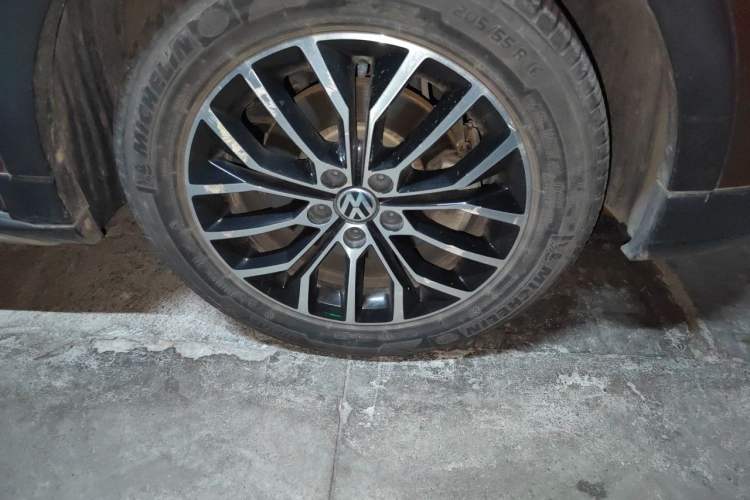 Used Volkswagen Cross Lavida 2014 1.6L Automatic Right Front Wheel Hub