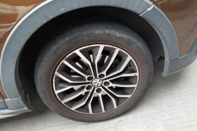 Used Volkswagen Cross Lavida 2014 1.4TSI DSG Right Front Wheel Hub
