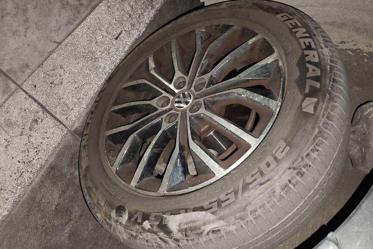 Used Volkswagen Cross Lavida 2014 1.4TSI DSG Right Front Wheel Hub