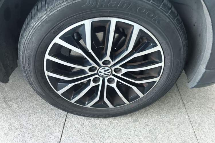 Used Volkswagen Cross Lavida 2014 1.4TSI DSG Right Front Wheel Hub