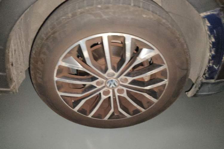 Used Volkswagen Cross Lavida 2014 1.6L Automatic Right Front Wheel Hub
