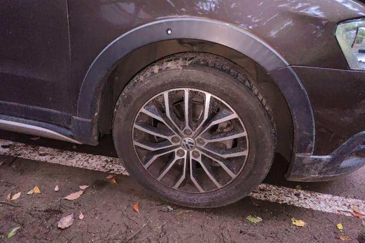 Used Volkswagen Cross Lavida 2014 1.4TSI DSG Right Front Wheel Hub