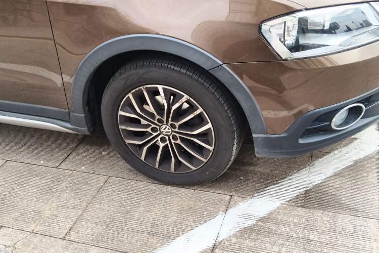 Used Volkswagen Cross Lavida 2014 1.4TSI DSG Right Front Wheel Hub