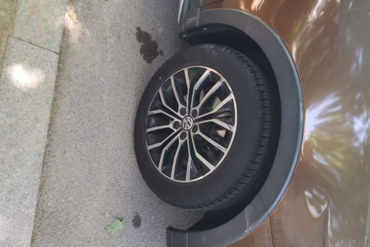 Used Volkswagen Cross Lavida 2014 1.4TSI DSG Right Front Wheel Hub