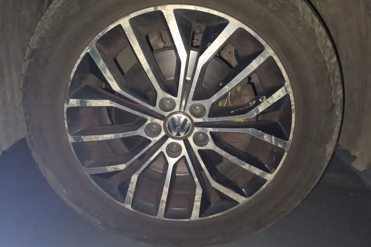 Used Volkswagen Cross Lavida 2014 1.4TSI DSG Right Front Wheel Hub