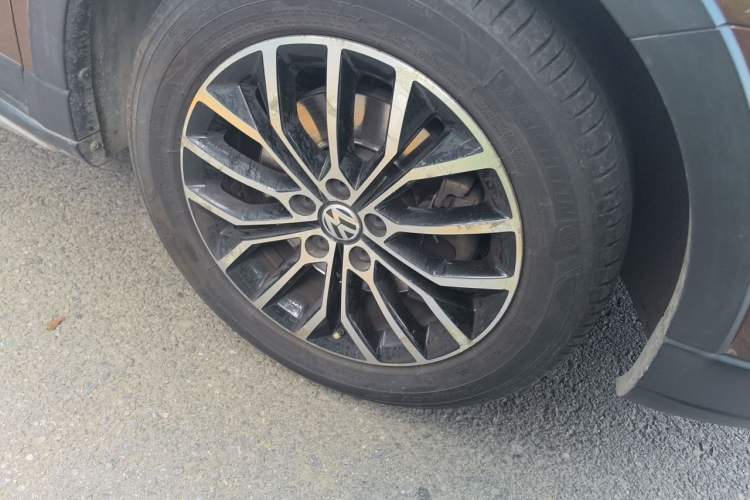 Used Volkswagen Cross Lavida 2014 1.4TSI DSG Right Front Wheel Hub