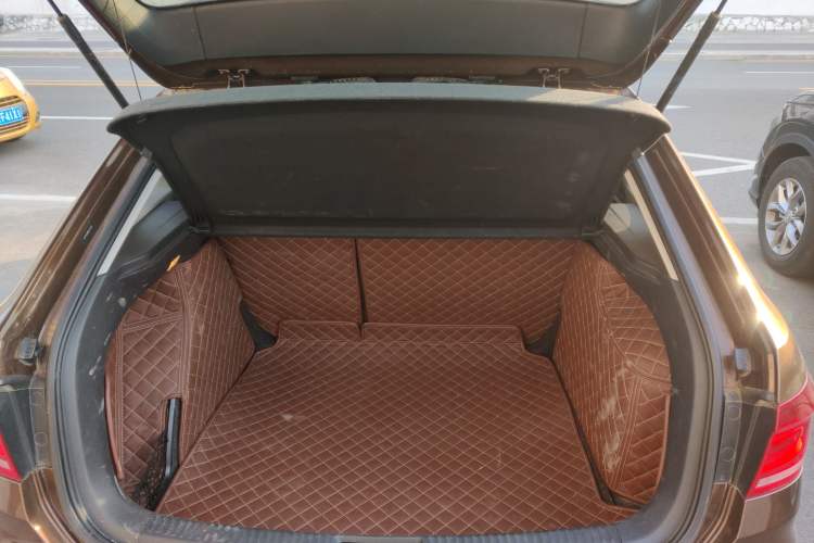 Used Volkswagen Cross Lavida 2014 1.6L Automatic Trunk
