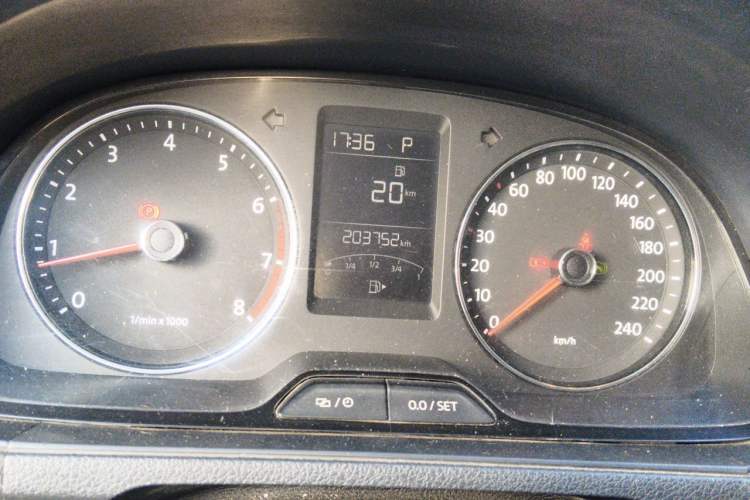 Used Volkswagen Cross Lavida 2014 1.4TSI DSG Odometer Close Up
