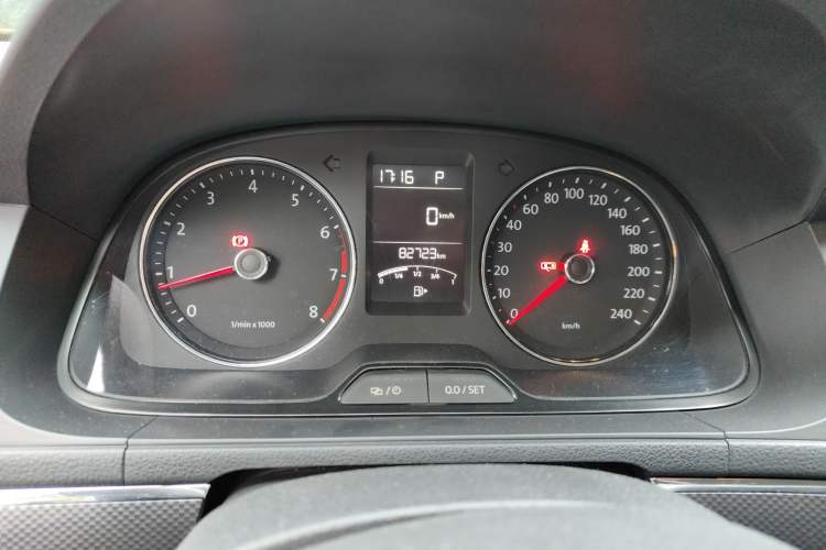 Used Volkswagen Cross Lavida 2014 1.4TSI DSG Odometer Close Up