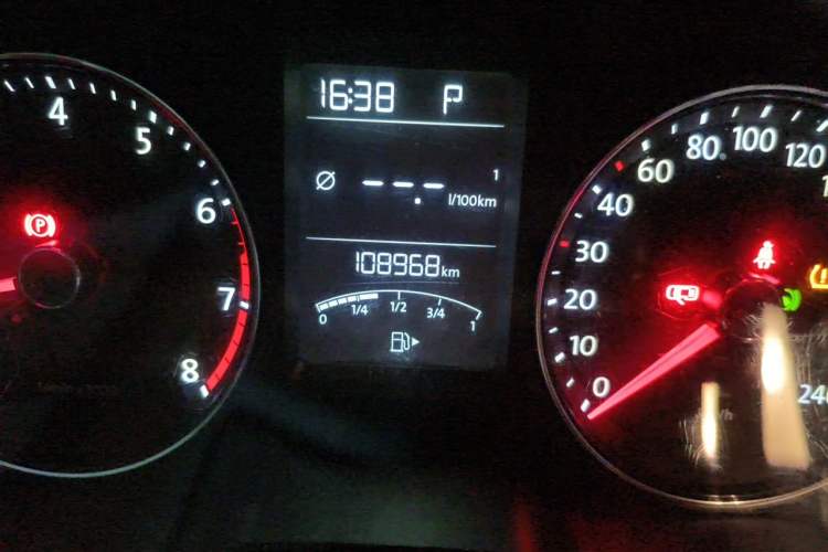 Used Volkswagen Cross Lavida 2014 1.6L Automatic Odometer Close Up