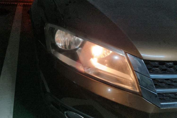 Used Volkswagen Cross Lavida 2014 1.6L Automatic Right Front Headlight