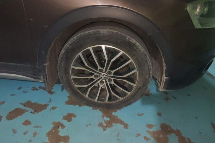 Used Volkswagen Cross Lavida 2014 1.4TSI DSG Right Front Wheel Hub