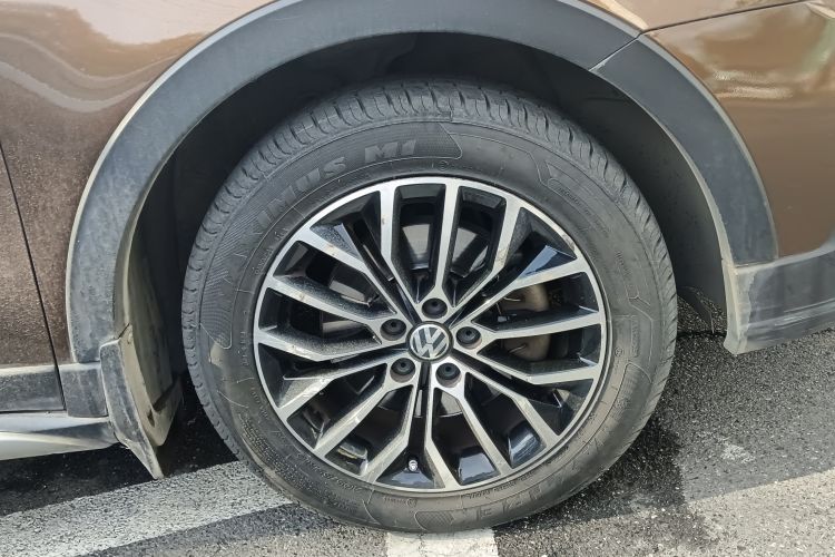Used Volkswagen Cross Lavida 2014 1.4TSI DSG Right Front Wheel Hub