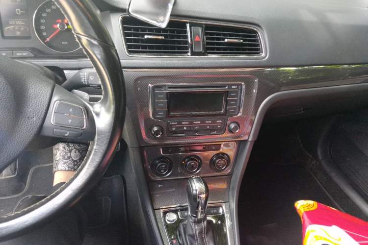 Used Volkswagen Cross Lavida 2014 1.4TSI DSG Audio And AC Panel