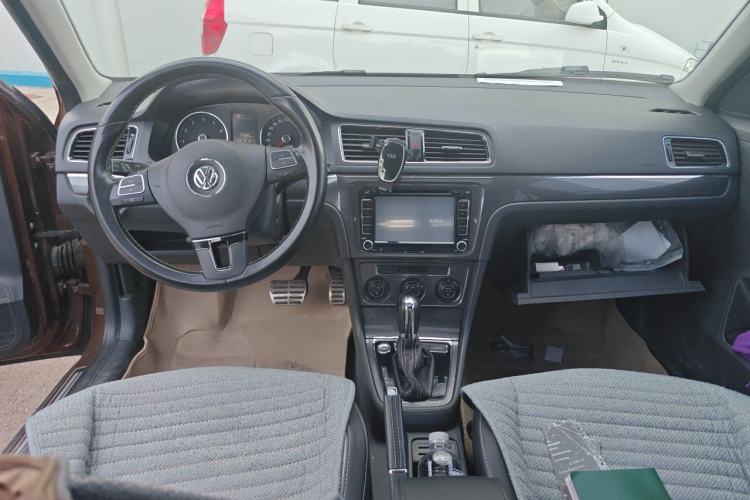 Used Volkswagen Cross Lavida 2014 1.6L Automatic Center Console