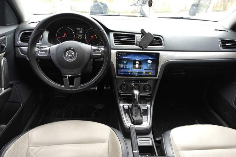 Used Volkswagen Cross Lavida 2014 1.6L Automatic Center Console