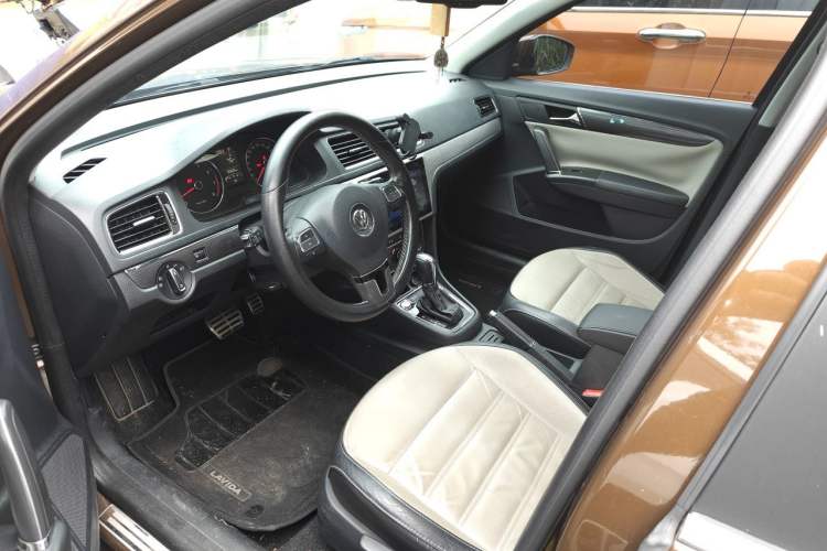 Used Volkswagen Cross Lavida 2014 1.6L Automatic Driver Seat