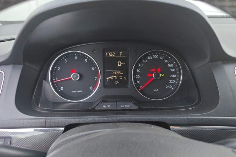 Used Volkswagen Cross Lavida 2014 1.6L Automatic Odometer Close Up