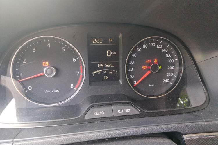 Used Volkswagen Cross Lavida 2014 1.4TSI DSG Odometer Close Up