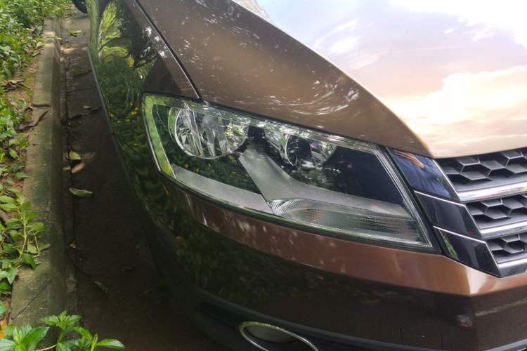 Used Volkswagen Cross Lavida 2014 1.4TSI DSG Right Front Headlight