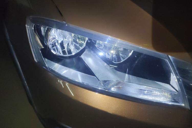Used Volkswagen Cross Lavida 2014 1.4TSI DSG Right Front Headlight