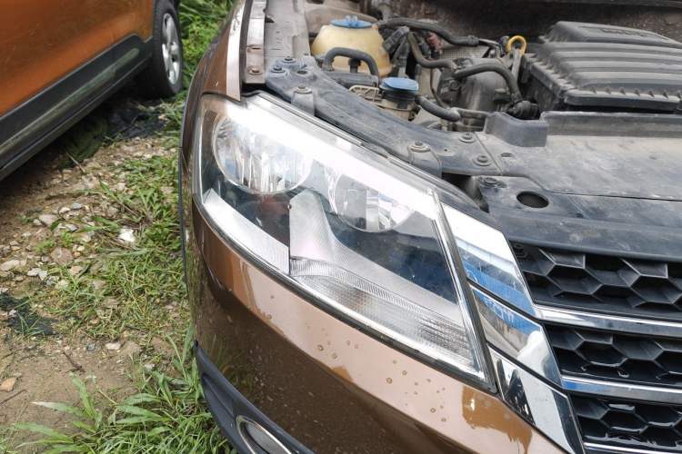 Used Volkswagen Cross Lavida 2014 1.6L Automatic Right Front Headlight