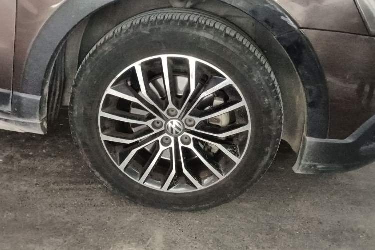 Used Volkswagen Cross Lavida 2014 1.4TSI DSG Right Front Wheel Hub