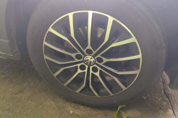 Used Volkswagen Cross Lavida 2014 1.4TSI DSG Right Front Wheel Hub