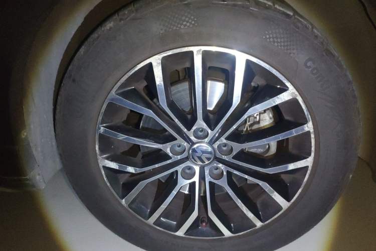 Used Volkswagen Cross Lavida 2014 1.4TSI DSG Right Front Wheel Hub