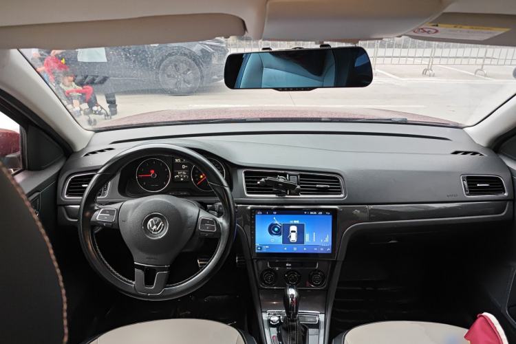 Used Volkswagen Cross Lavida 2014 1.6L Automatic Center Console