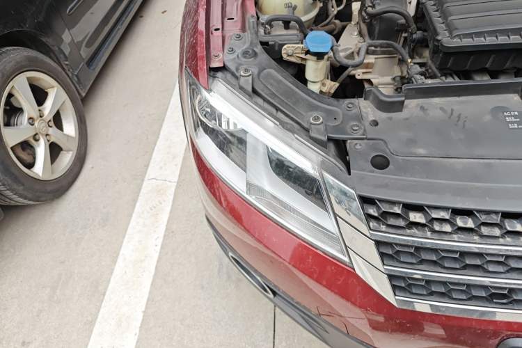 Used Volkswagen Cross Lavida 2014 1.6L Automatic Right Front Headlight