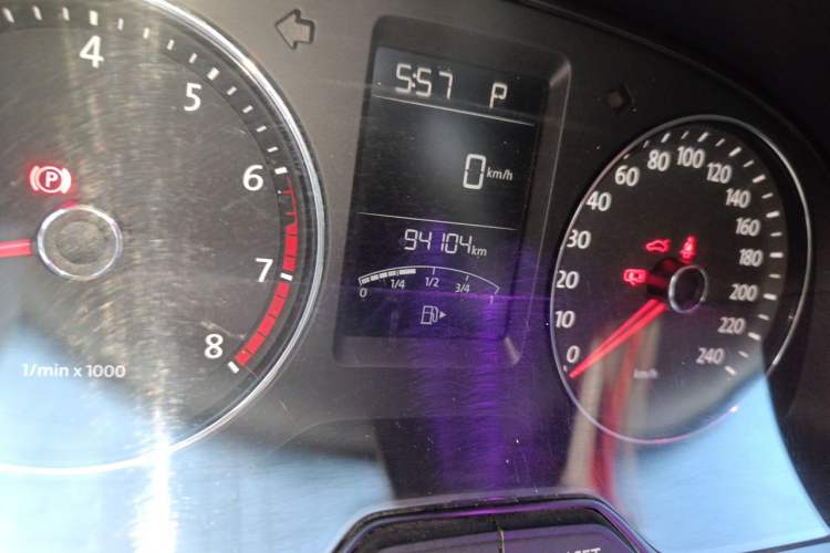 Used Volkswagen Cross Lavida 2014 1.4TSI DSG Odometer Close Up